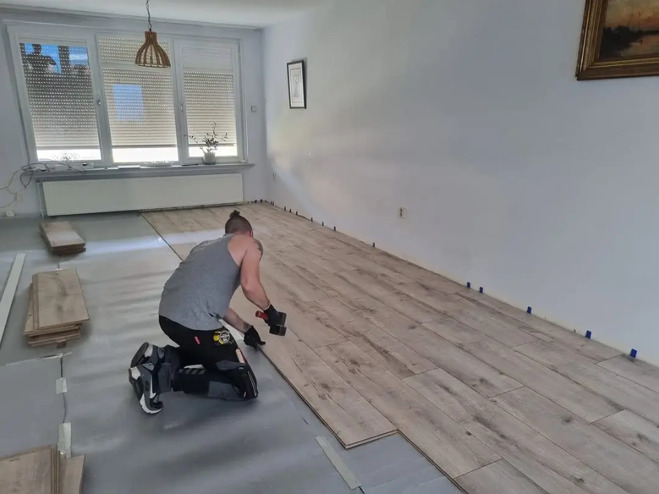 Polklus bedrijf werkt aan vloer klus